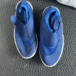 Athletech Toddler / Youth Boys' Blue
Swim Water Shoes 9/10